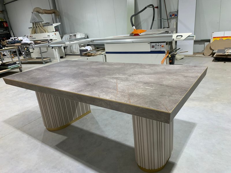 The same table from another angle, the panel saw behind it
