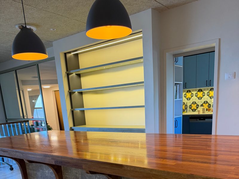 Counter with curved brackets