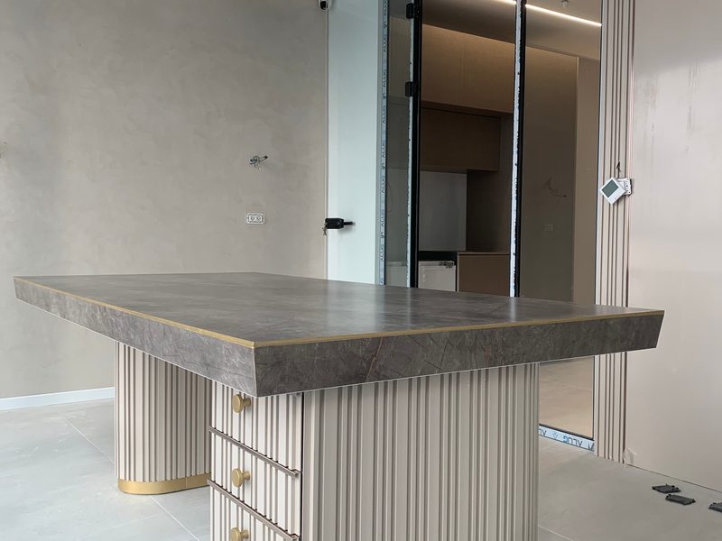 Desk with a grooved base and drawers