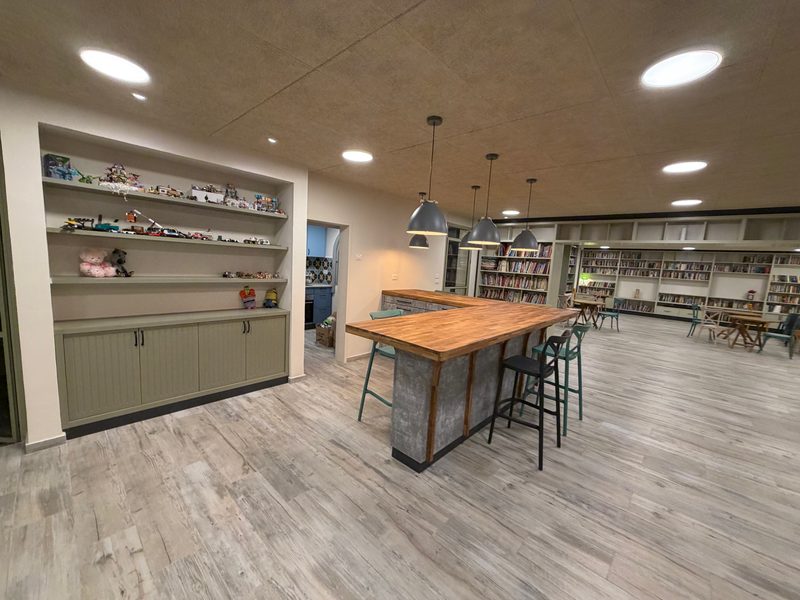 Display shelves and L-shaped counter