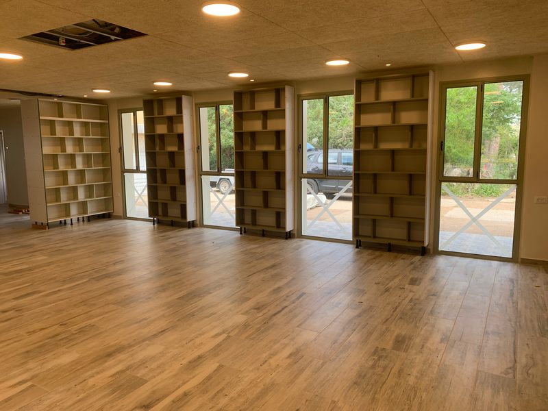 Empty bookcases between windows