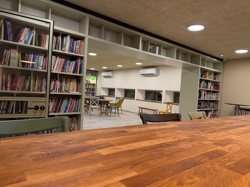 Shelving wall around an opening