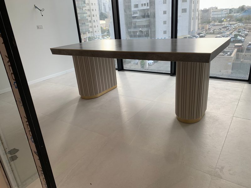 Table on grooved round bases by the windows
