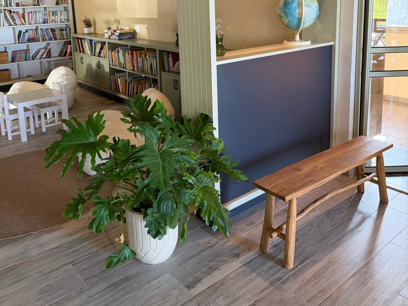 Tall unit with a display niche